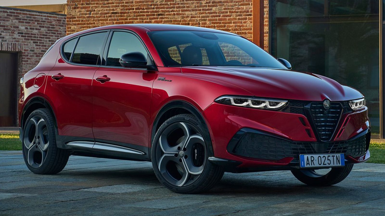 Στην Ελλάδα σε 4 εκδόσεις η ανανεωμένη Alfa Romeo Tonale 
